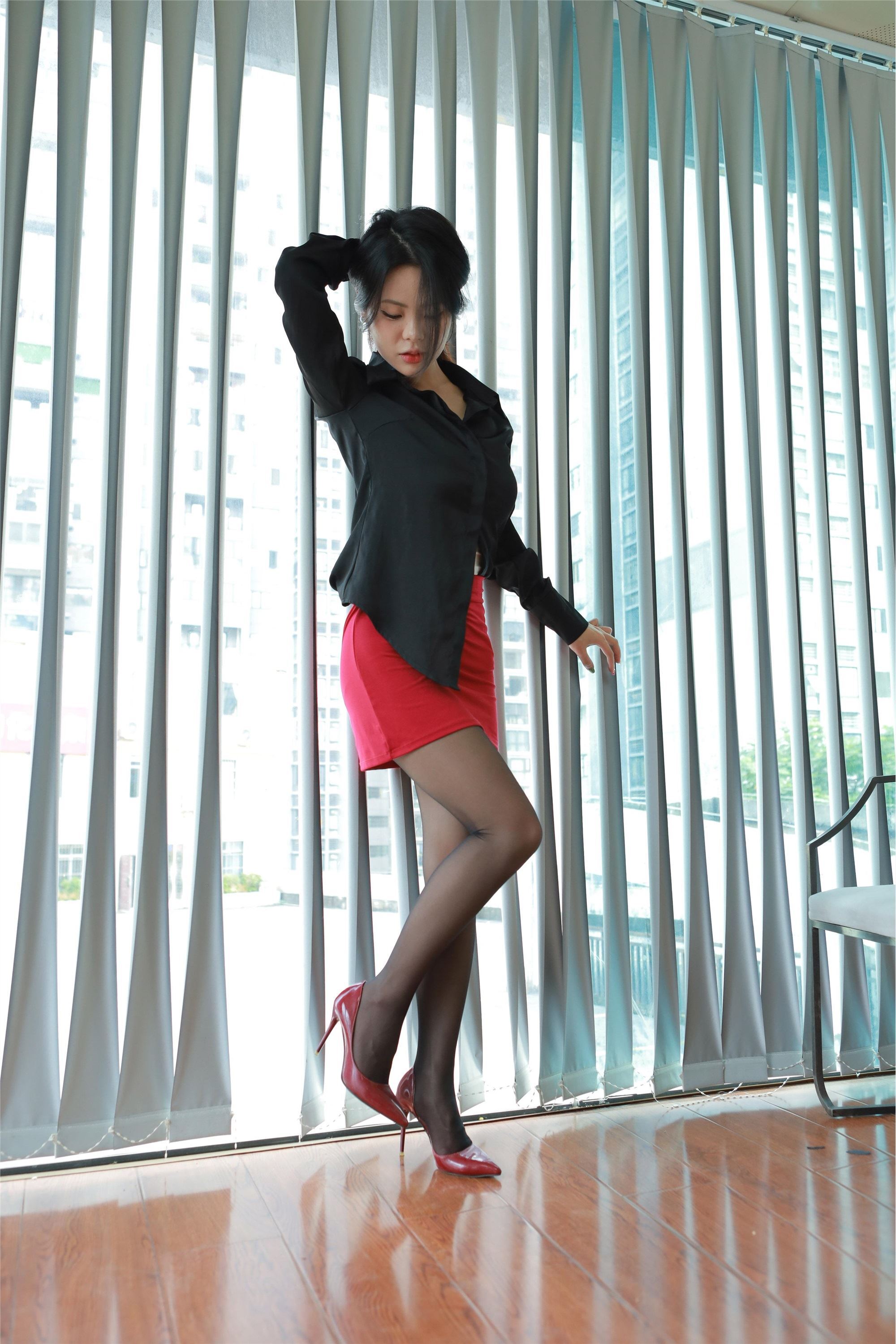 IESS异思趣向  2024.10.10 丝享家 1868 兔兔《黑丝红裙（上）》